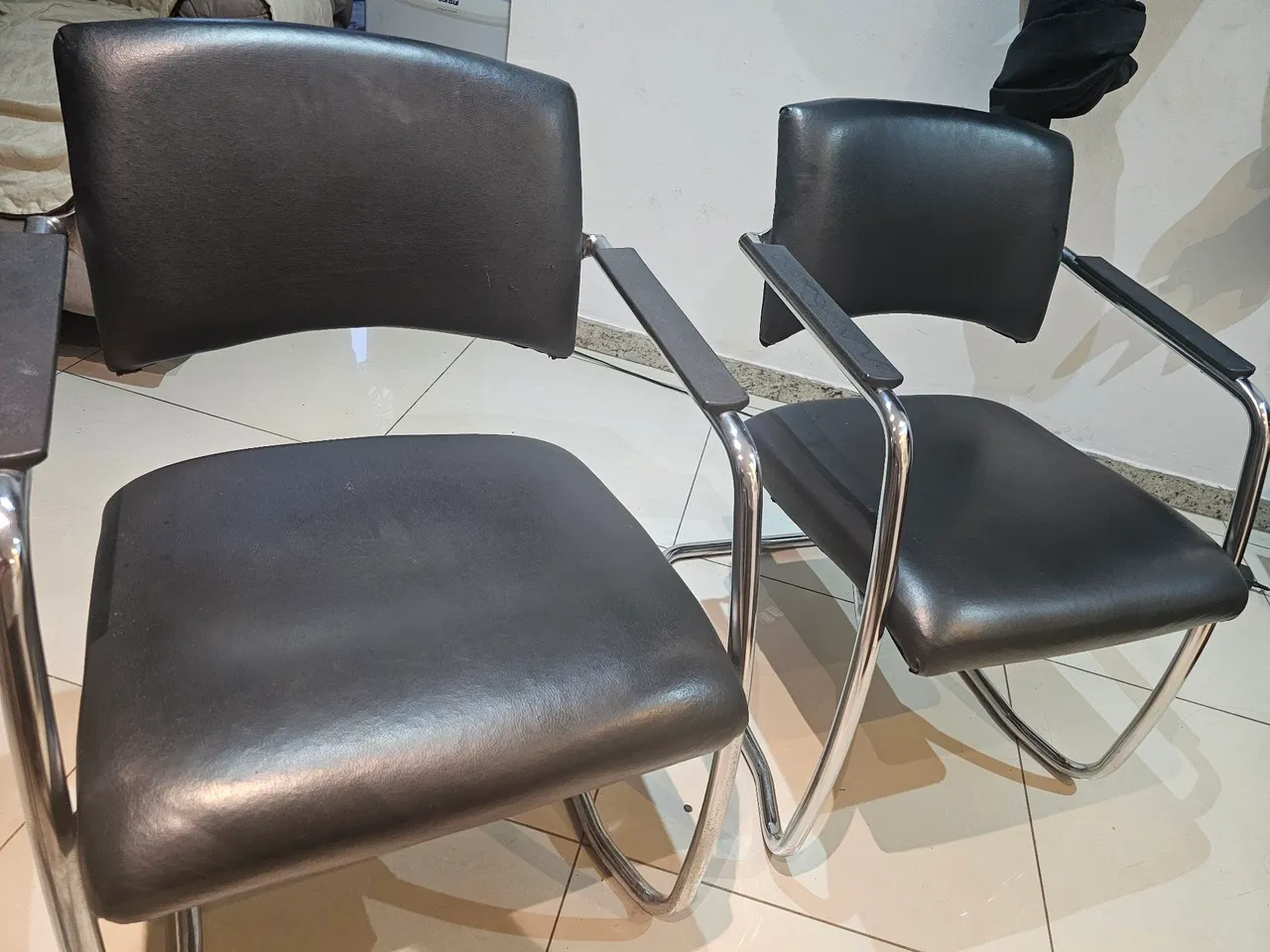 Cadeiras de Escritório em Couro Preto - Design Moderno