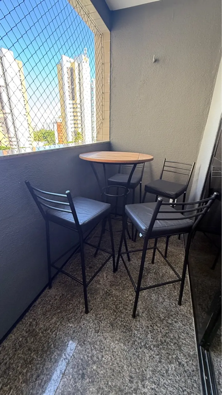 Conjunto de mesa redonda e cadeiras para varanda