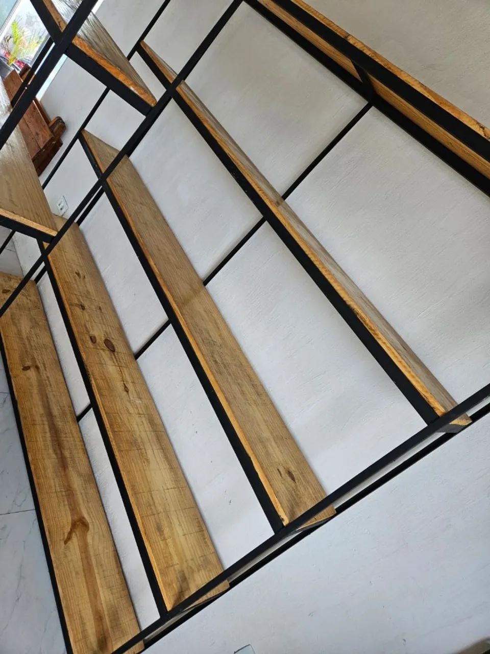 2 Prateleiras de madeira 2m x 2 largura e 2m x 165 largura  - Foto 3