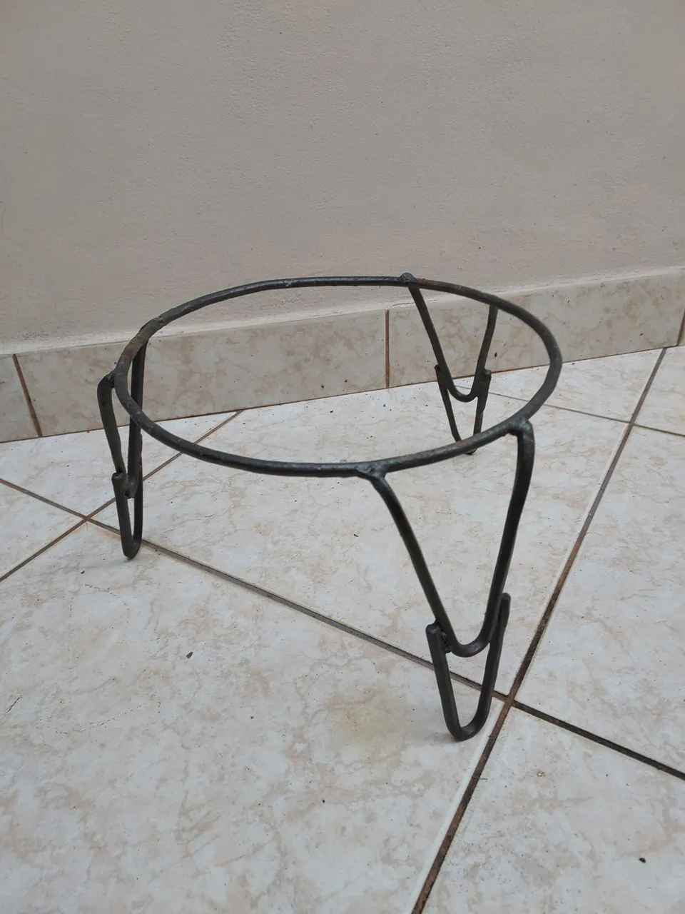Suporte de ferro para vasos de plantas