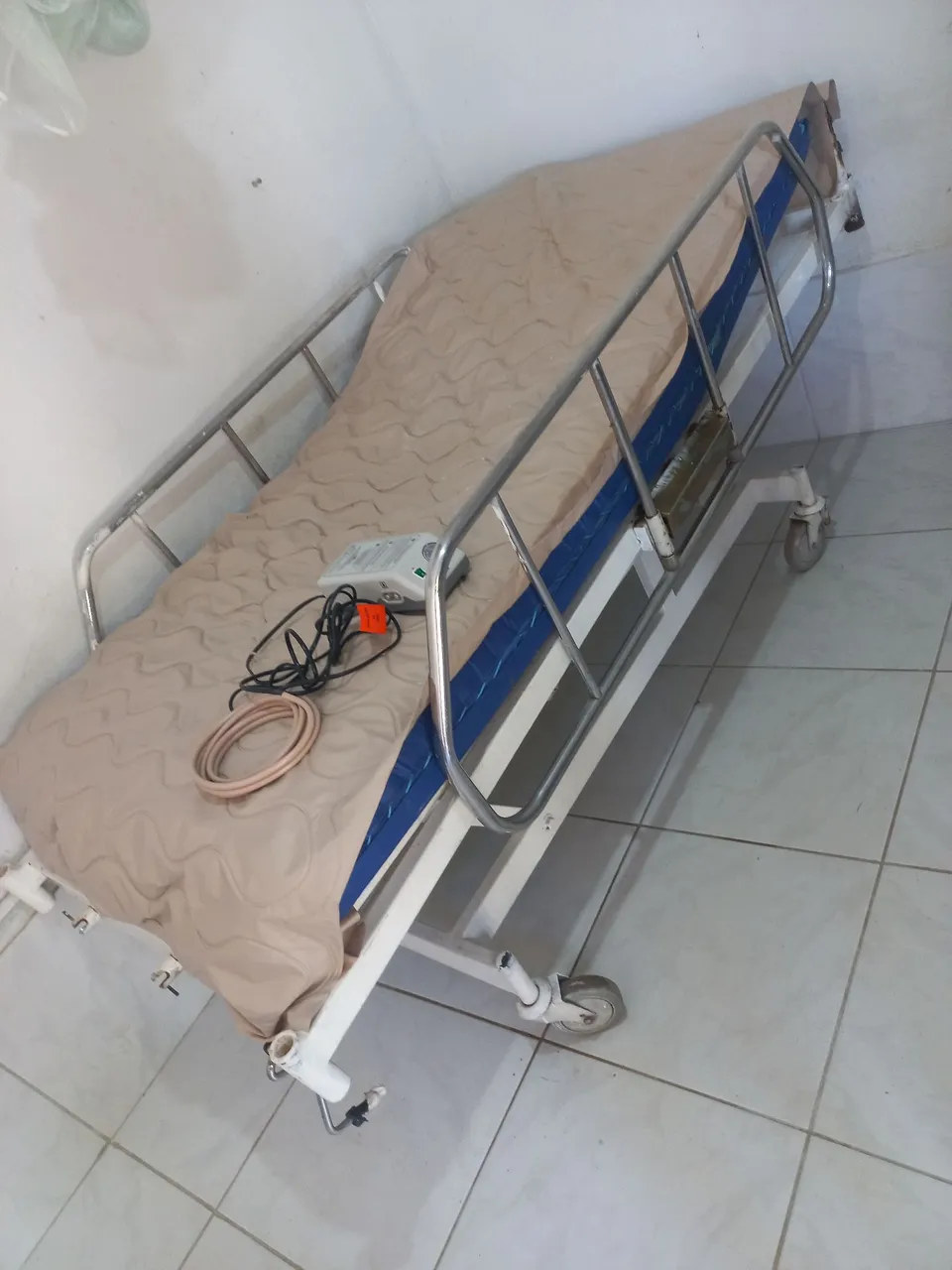 Cama Hospitalar Articulada com Grades Laterais