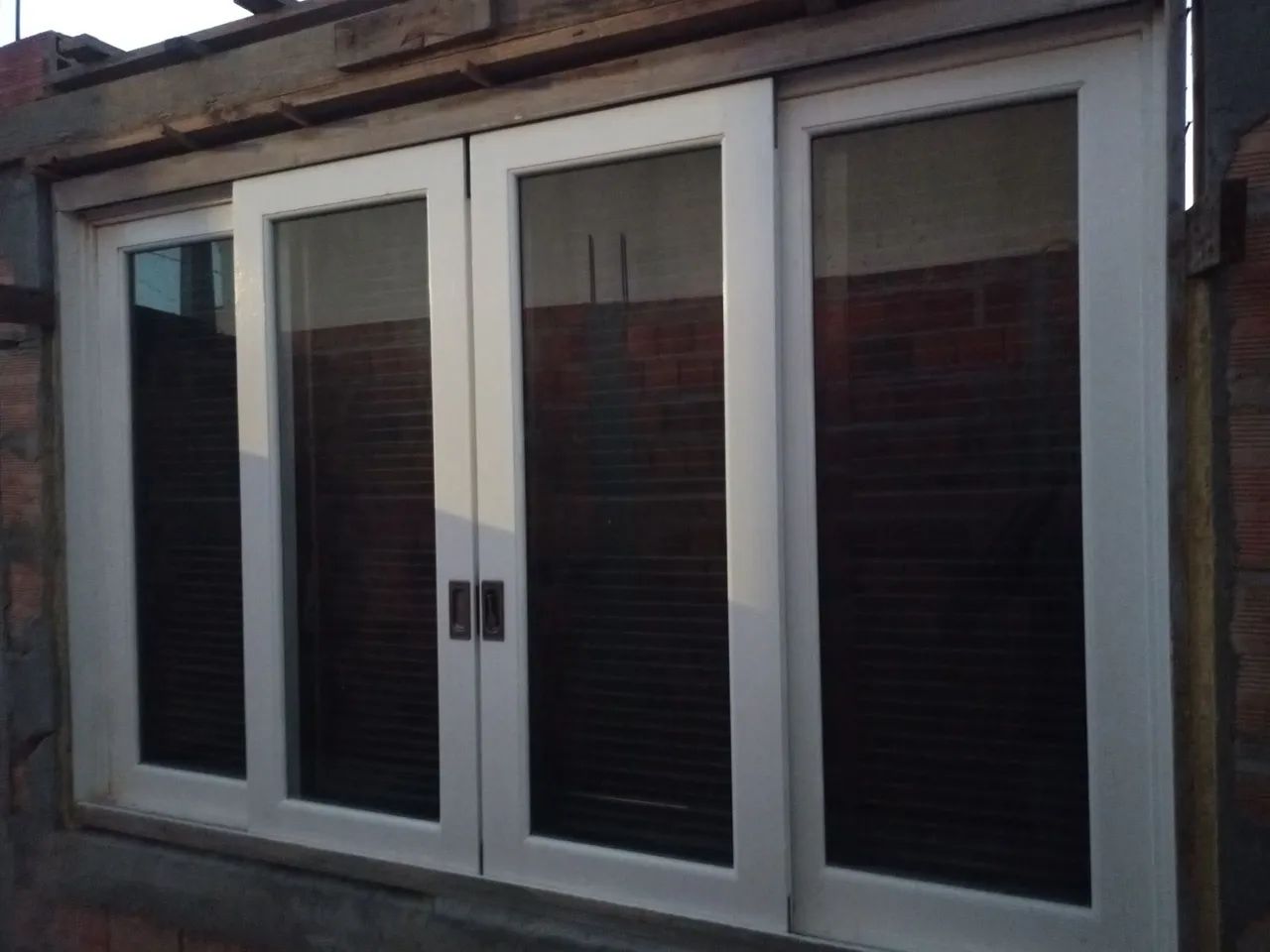 Janela de Madeira Angelim com Veneziana Preta - Foto 3