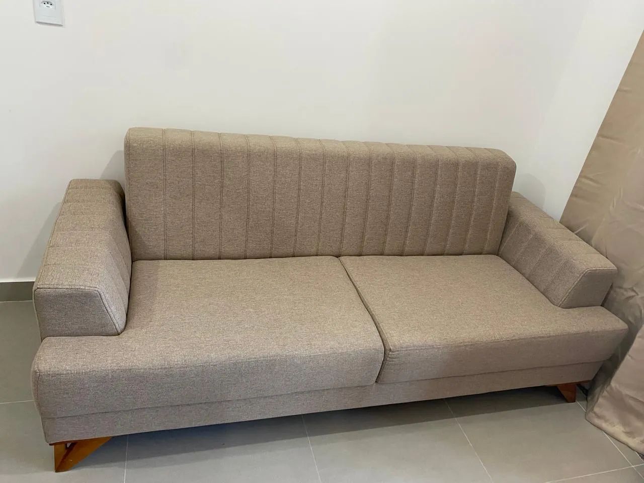 Sofá 3 Lugares Moderno - Muito Confortável e Bem Conservado - Foto 2