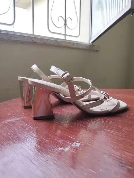 Sapato salto médio dourado N 34 - Foto 2