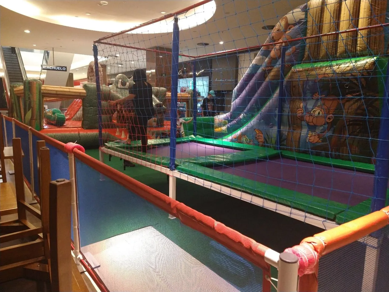 Vagas para mulheres em shopping Center