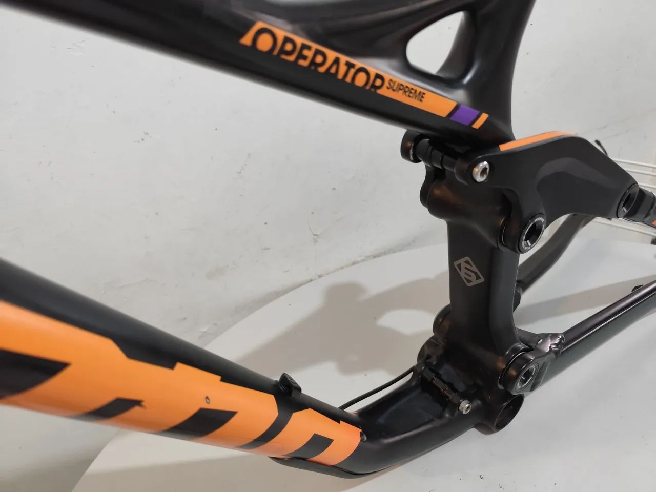 Quadro Kona Operator Supreme DH- Passa 27,5, carbono e alumínio, Tam M - Foto 4