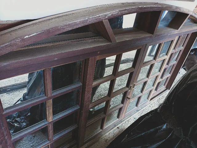 Janela em arco com vidro e fechadura super nova!!! - Foto 2