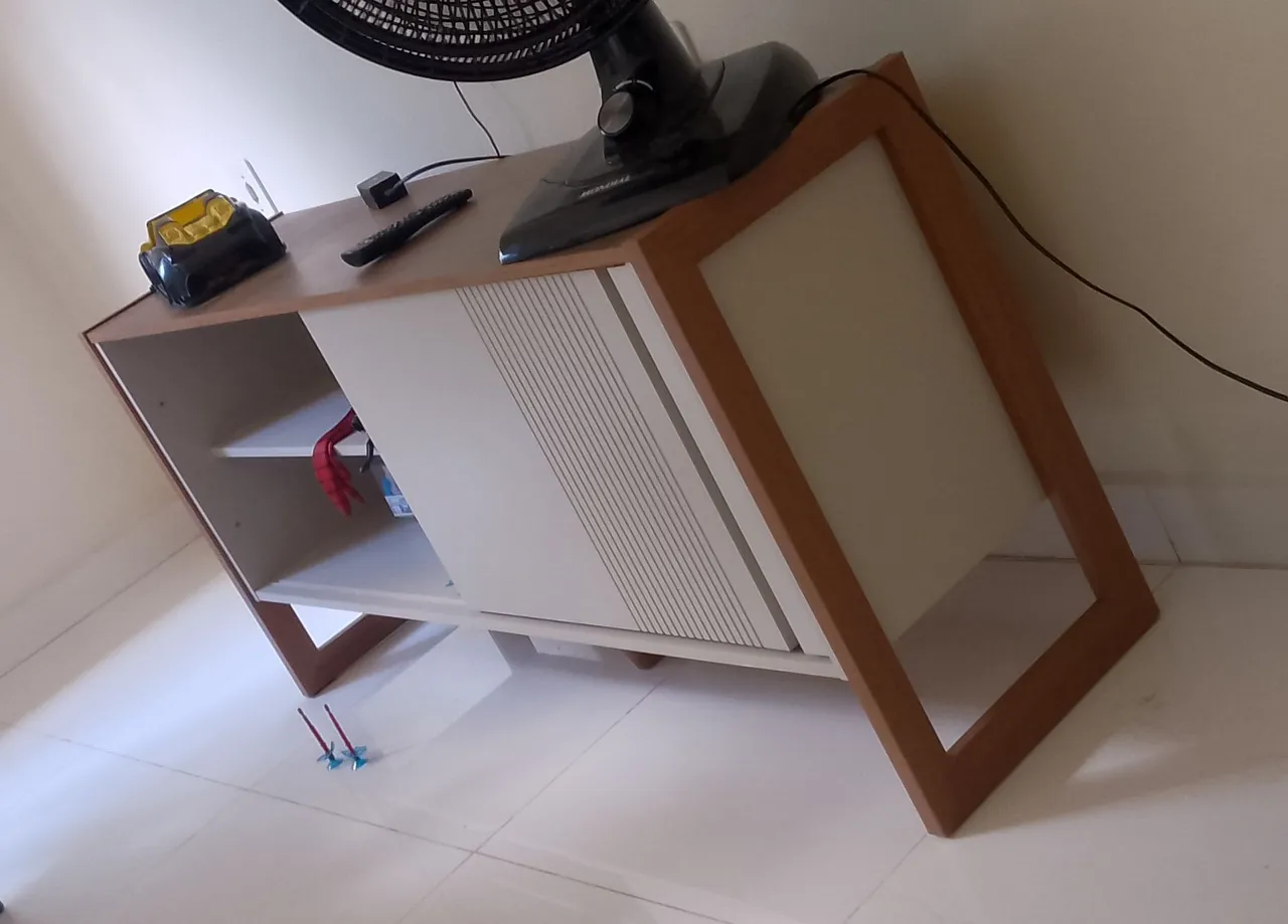 Rack Moderno com Detalhes em Madeira