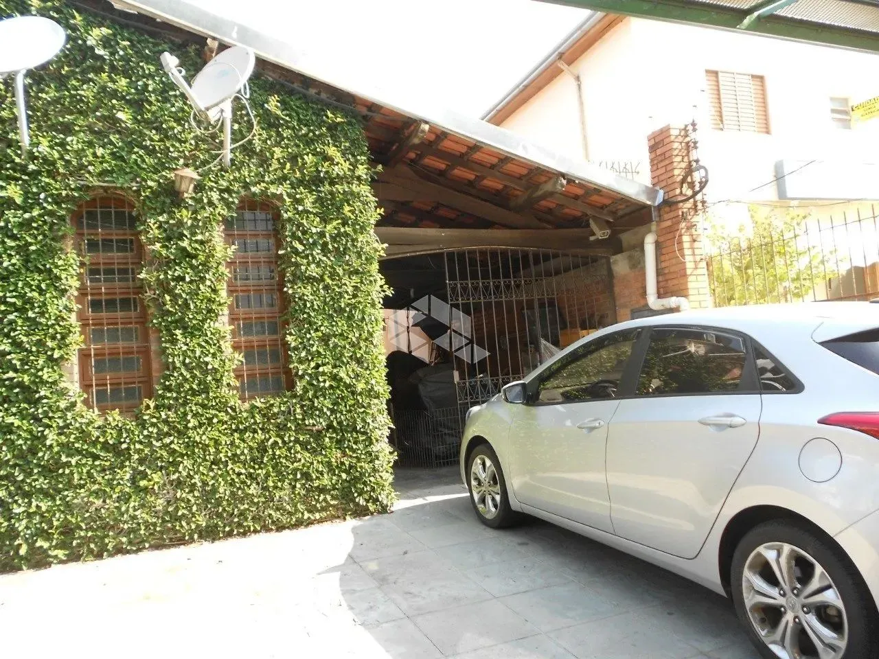 Dois sobrados e edícula com pátio, uso comercial ou residencial na Tristeza