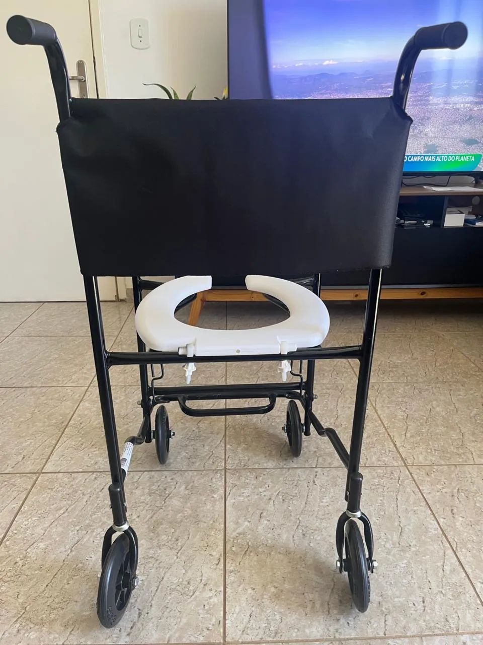 Vende-se cadeira de banho e cadeira com roda ? - Foto 4