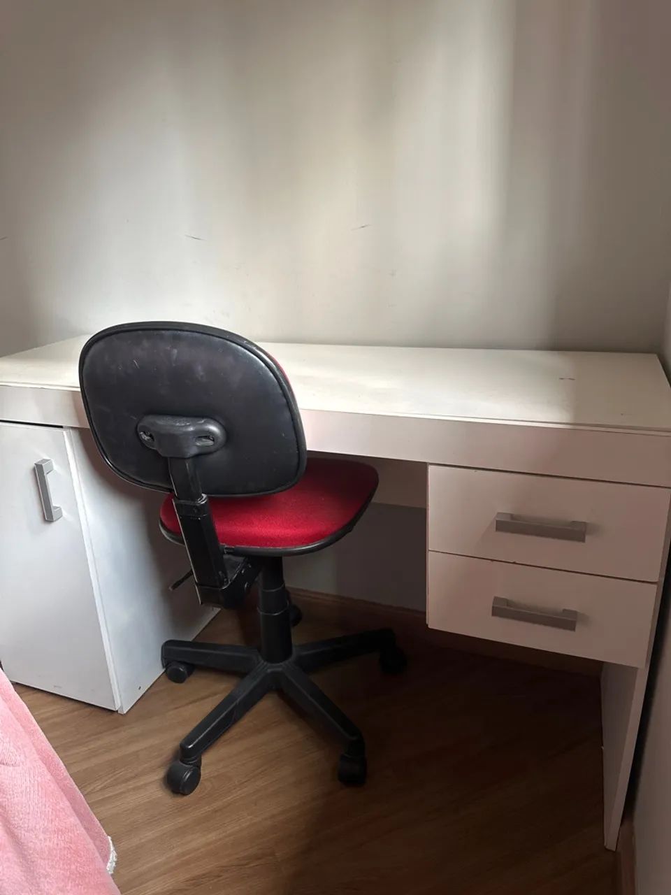 Mesa branca com cadeira 