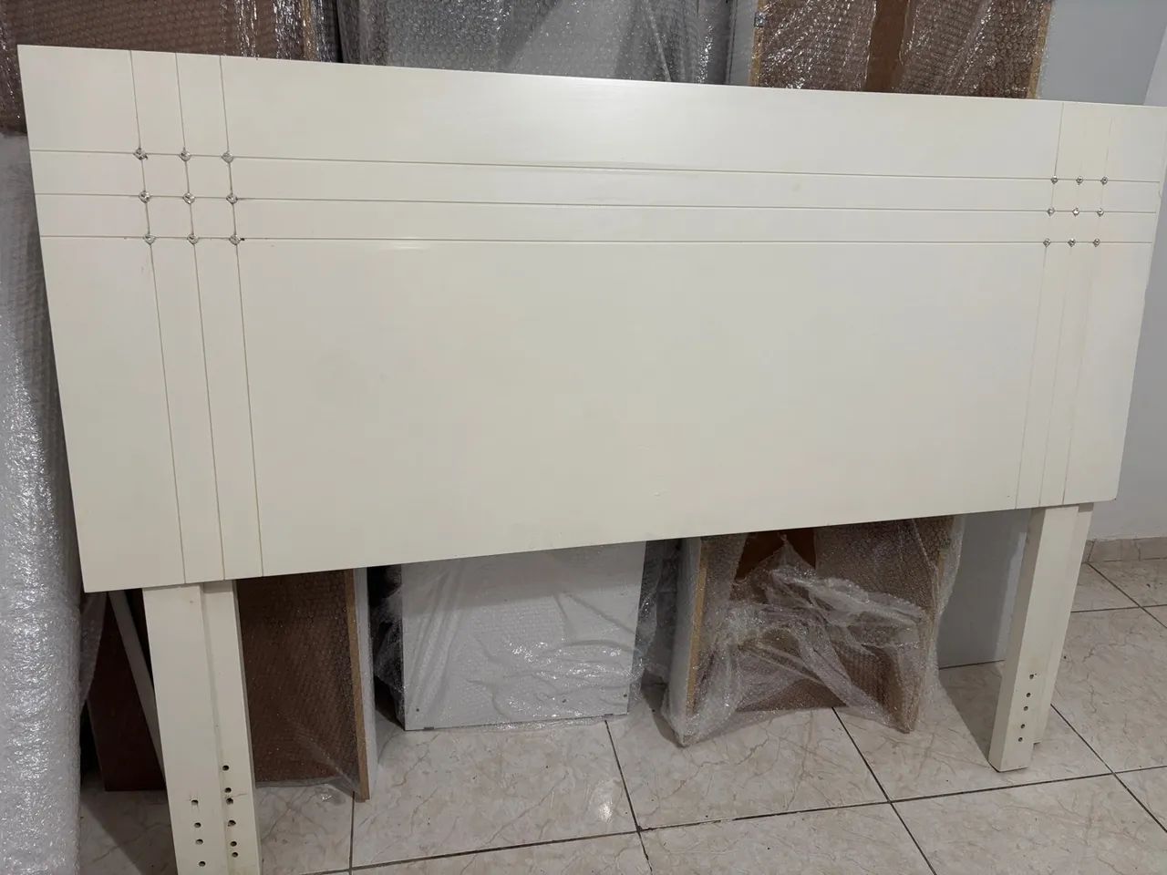 Cabeceira de Cama Branca Moderna