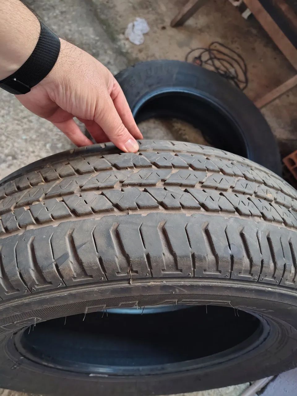 Vendo Pneus Meia Vida 205/65 R16 - Foto 3