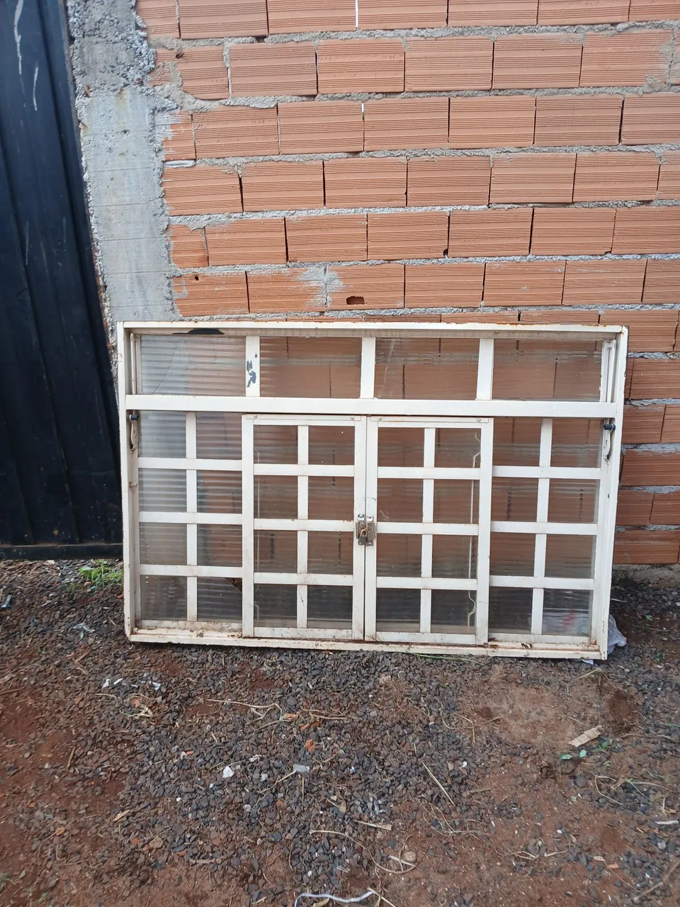 Janela de ferro com grade