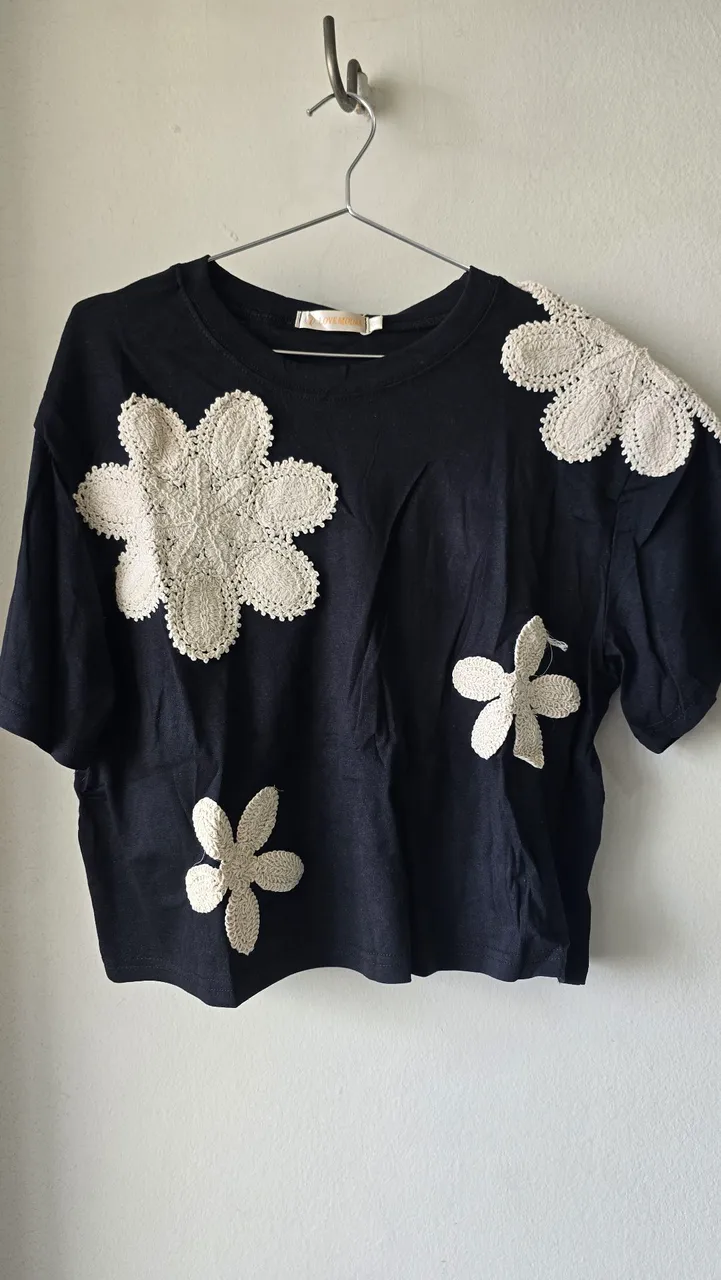 Blusa Cropped com Flores bordadas