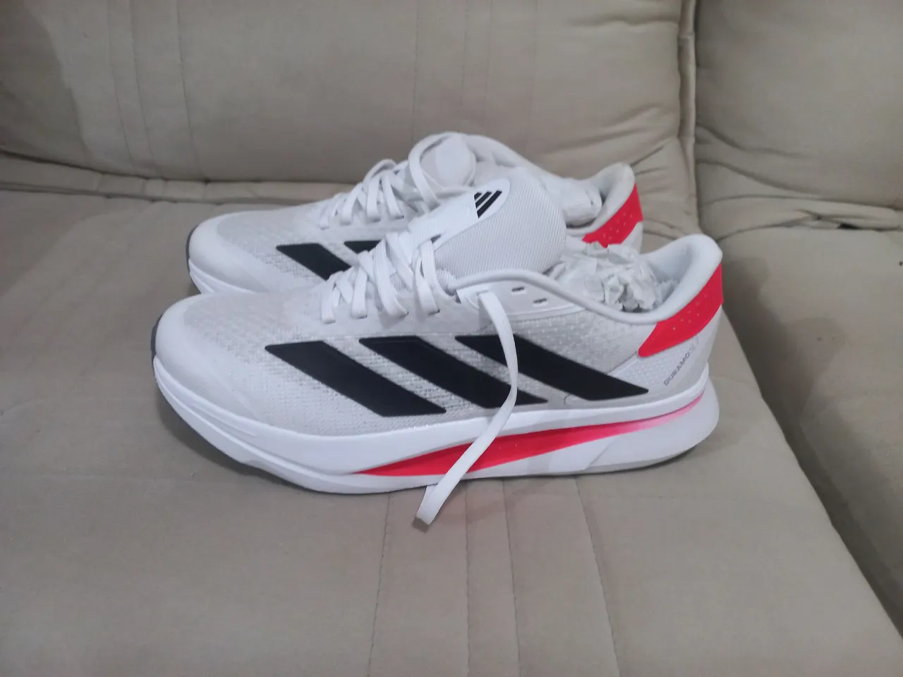 Tênis Adidas Duramo SL Branco com detalhes em Vermelho