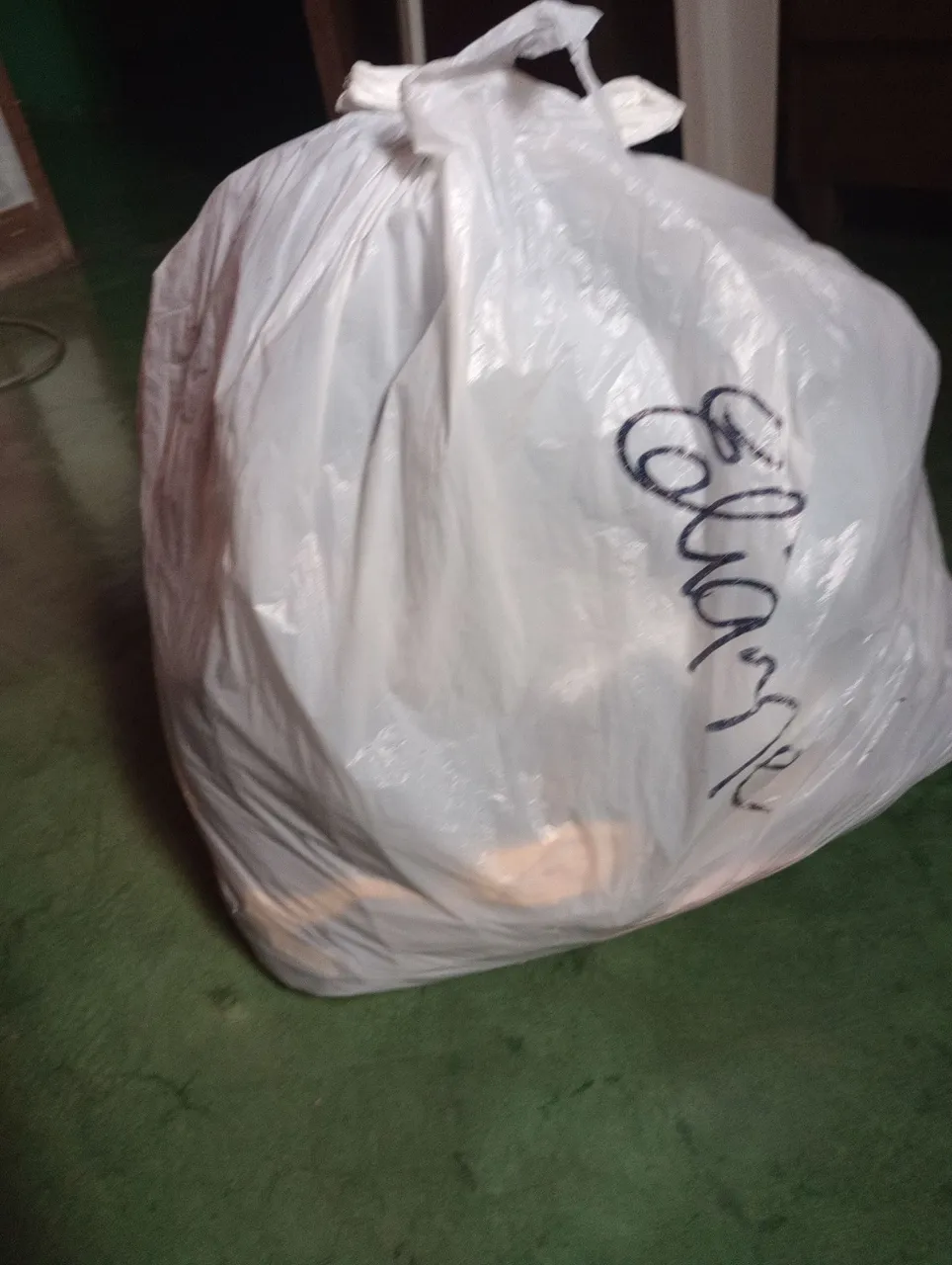 Vende se 27 peças de roupas femininas conservada pra brechó.
