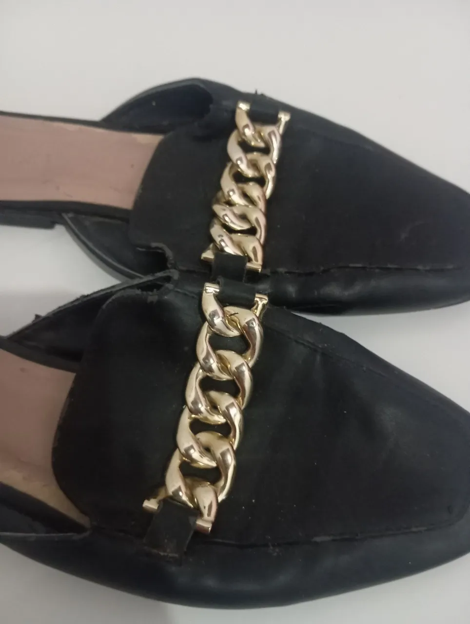 Mule Feminina Preta Detalhe Corrente Dourada