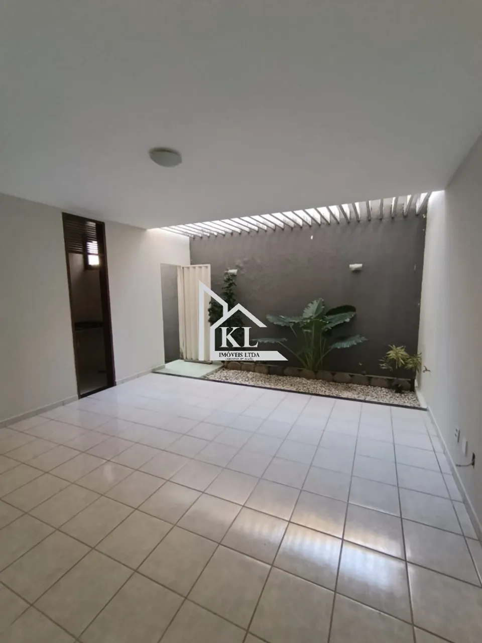 Belissima Casa - 3 Suítes + Depedencia Emprega Completa - 185M2 - Segurança e Lazer - Res.