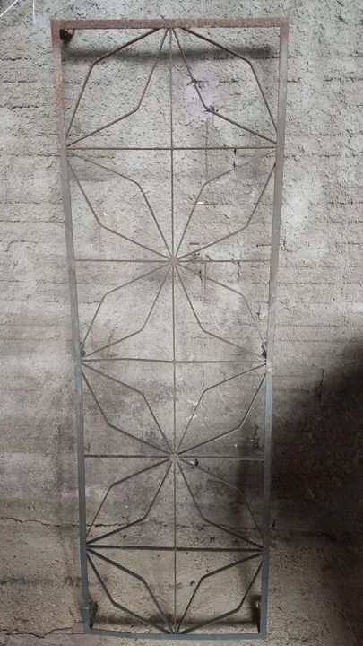 Grade de proteção em ferro medindo 1.35/44 cm