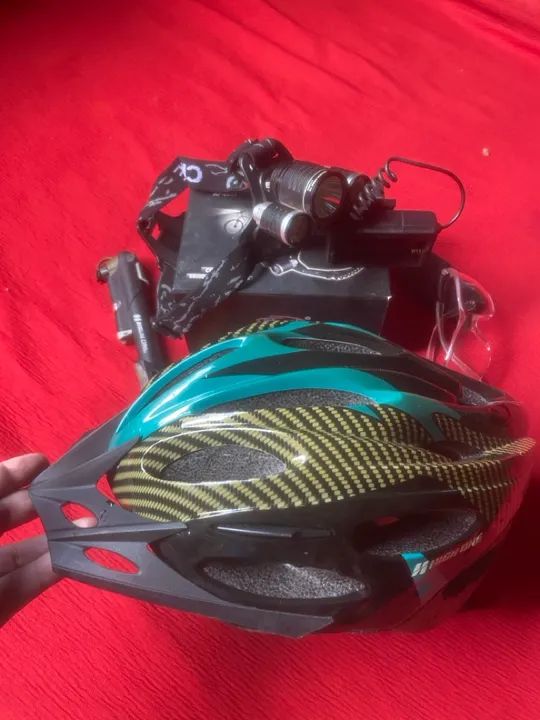 Capacete, Farol, Bomba e Oculos de Proteção. 