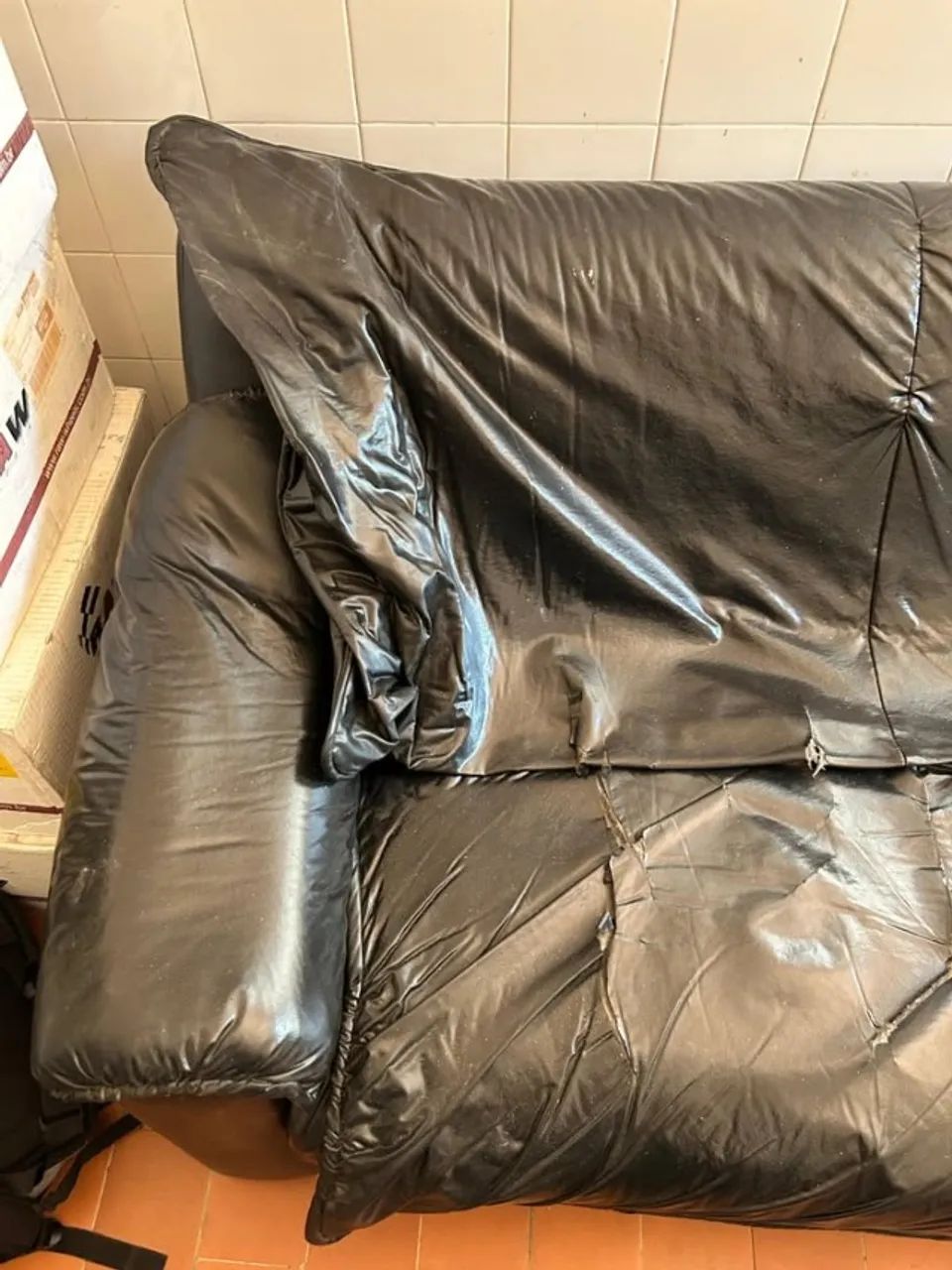 SOFA DE COURO PRETO - Foto 4