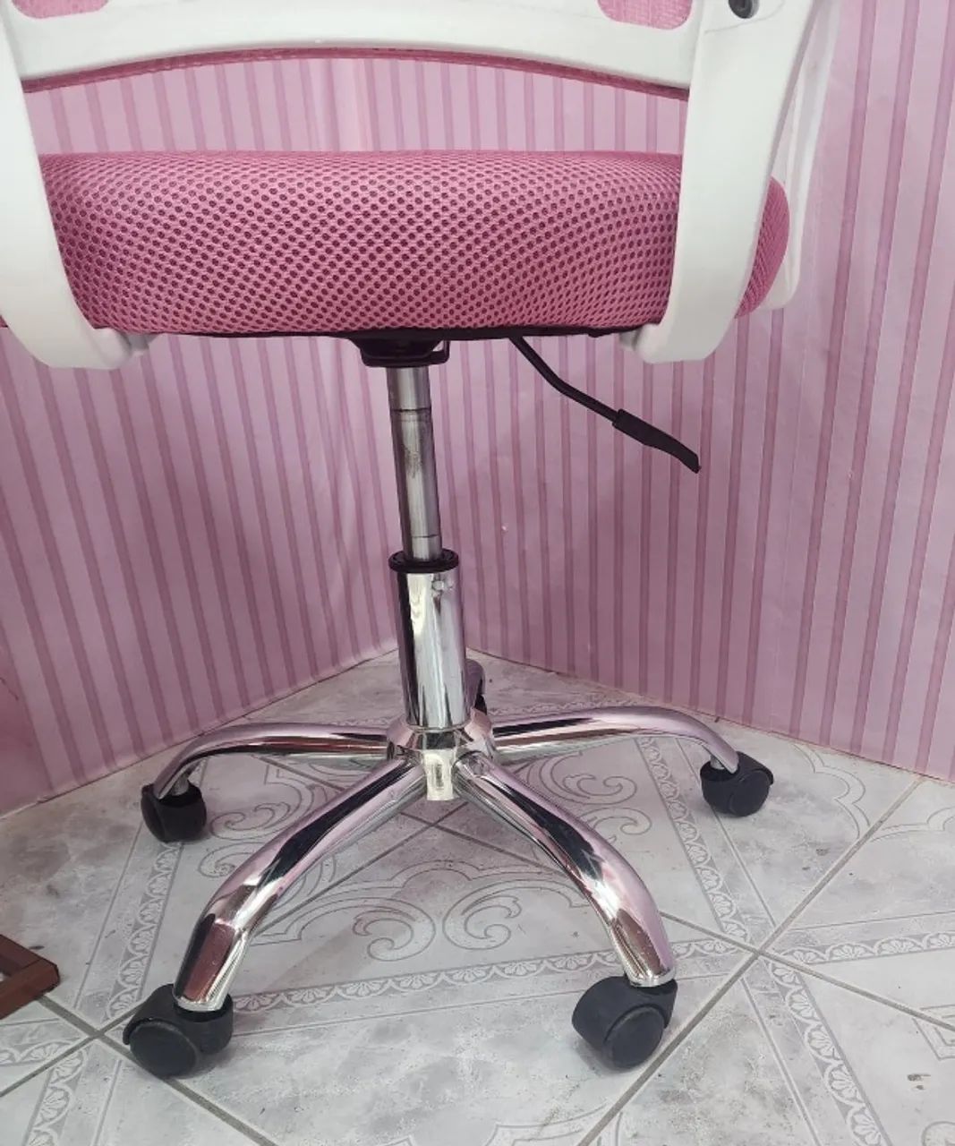 Vendo cadeira giratória rosa  - Foto 2