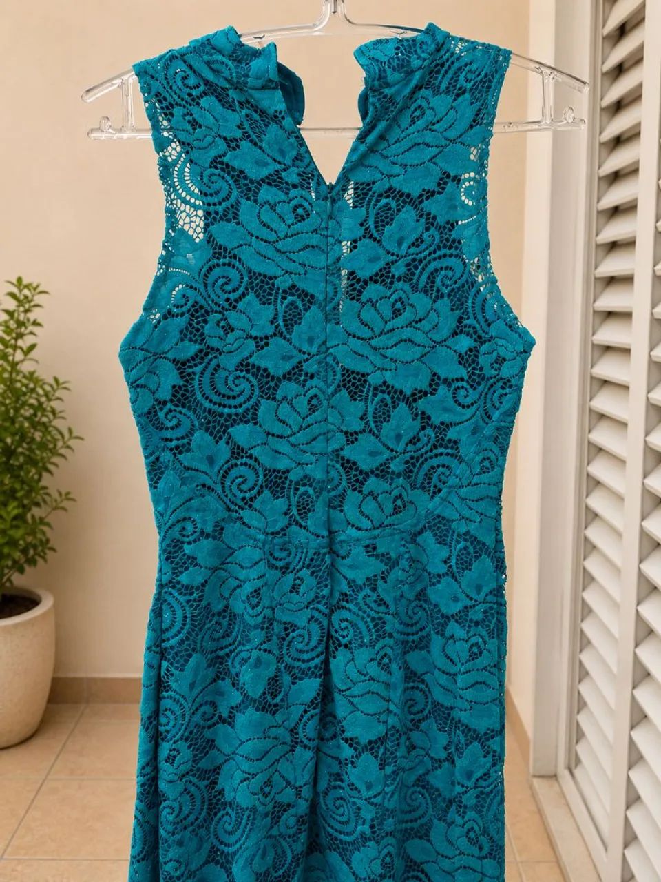 Vestido de festa forrado com renda