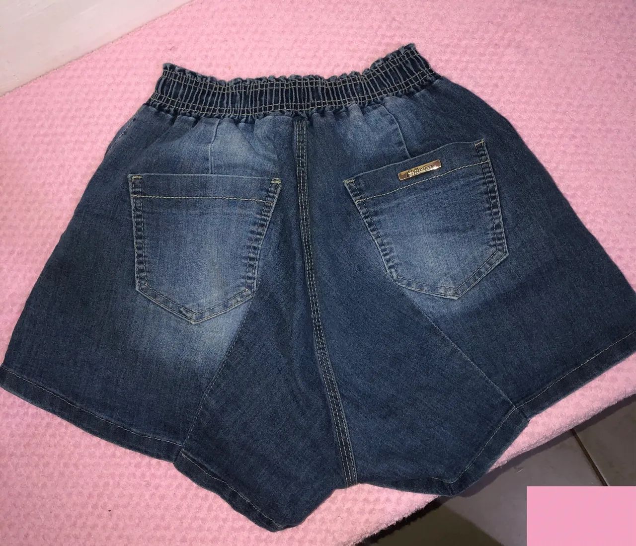 Short Jeans Com Elástico e Cordão Estilo Moletom / Casual - Foto 2