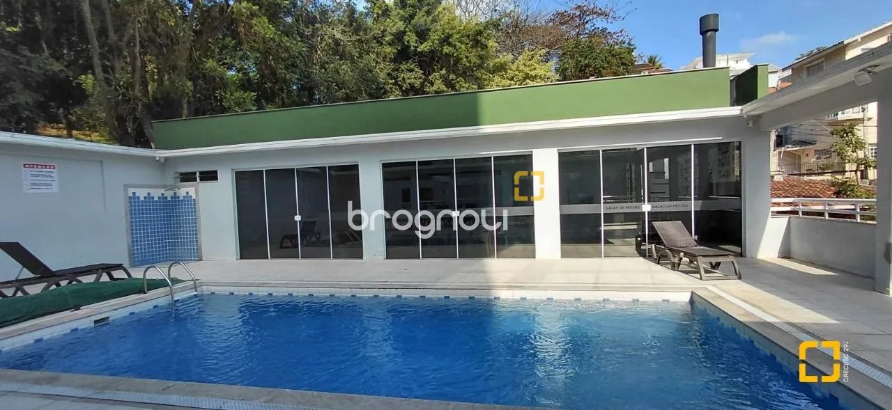 Apartamento com 3 quartos na Agronômica e vaga de garagem livre