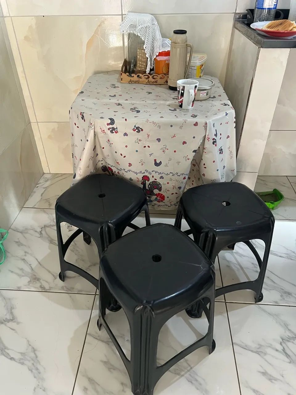 Mesa com bancos 