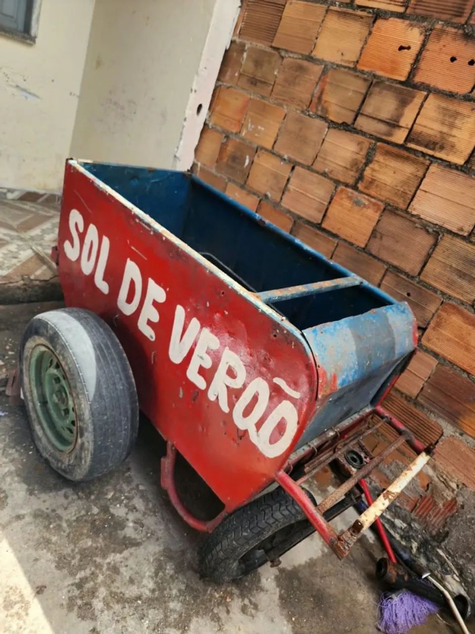 Carro de vermelho 