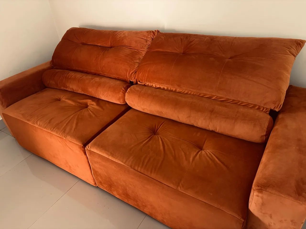 Vendo Sofá 4 Lugares Retrátil Máximo 2.50m Veludo Terracota - Foto 3