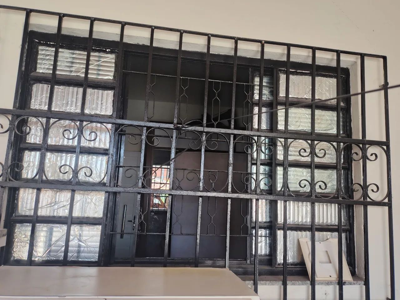 janela com grade de ferro puro