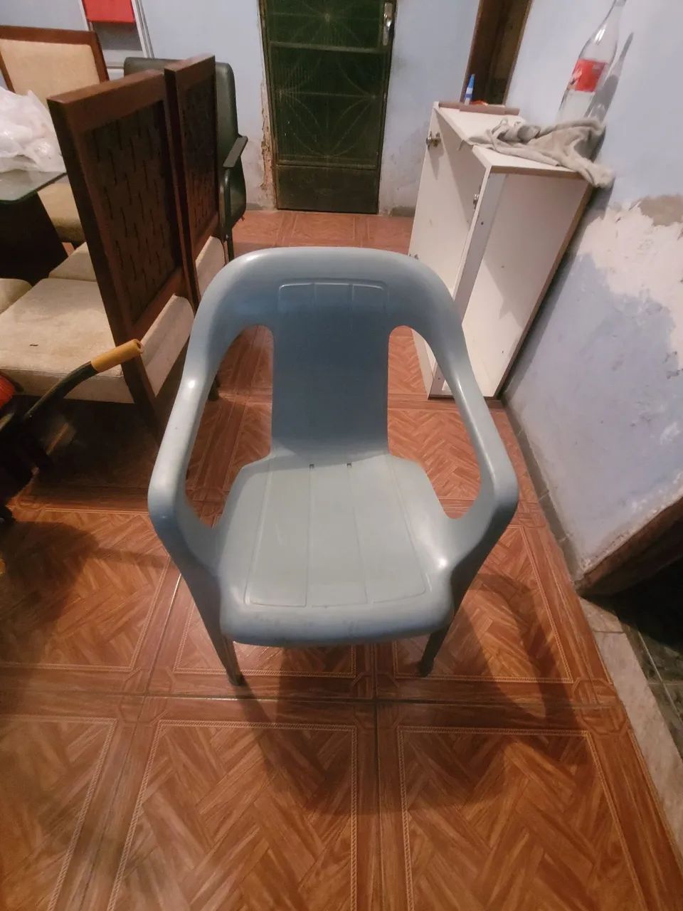 Cadeira de plástico trono  - Foto 2