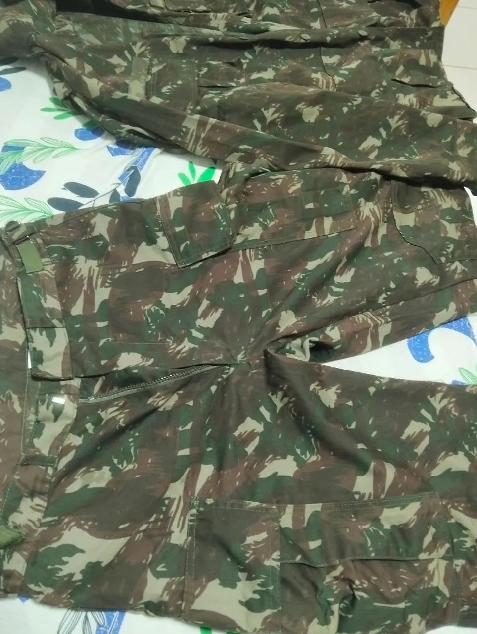 calça e blusa camuflada