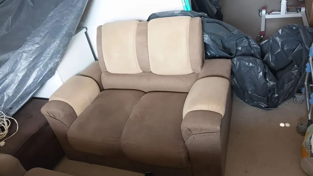 Vendo Sofá 2 & 3 Lugares Super conservado Com as Madeiras Todas Reforçadas 