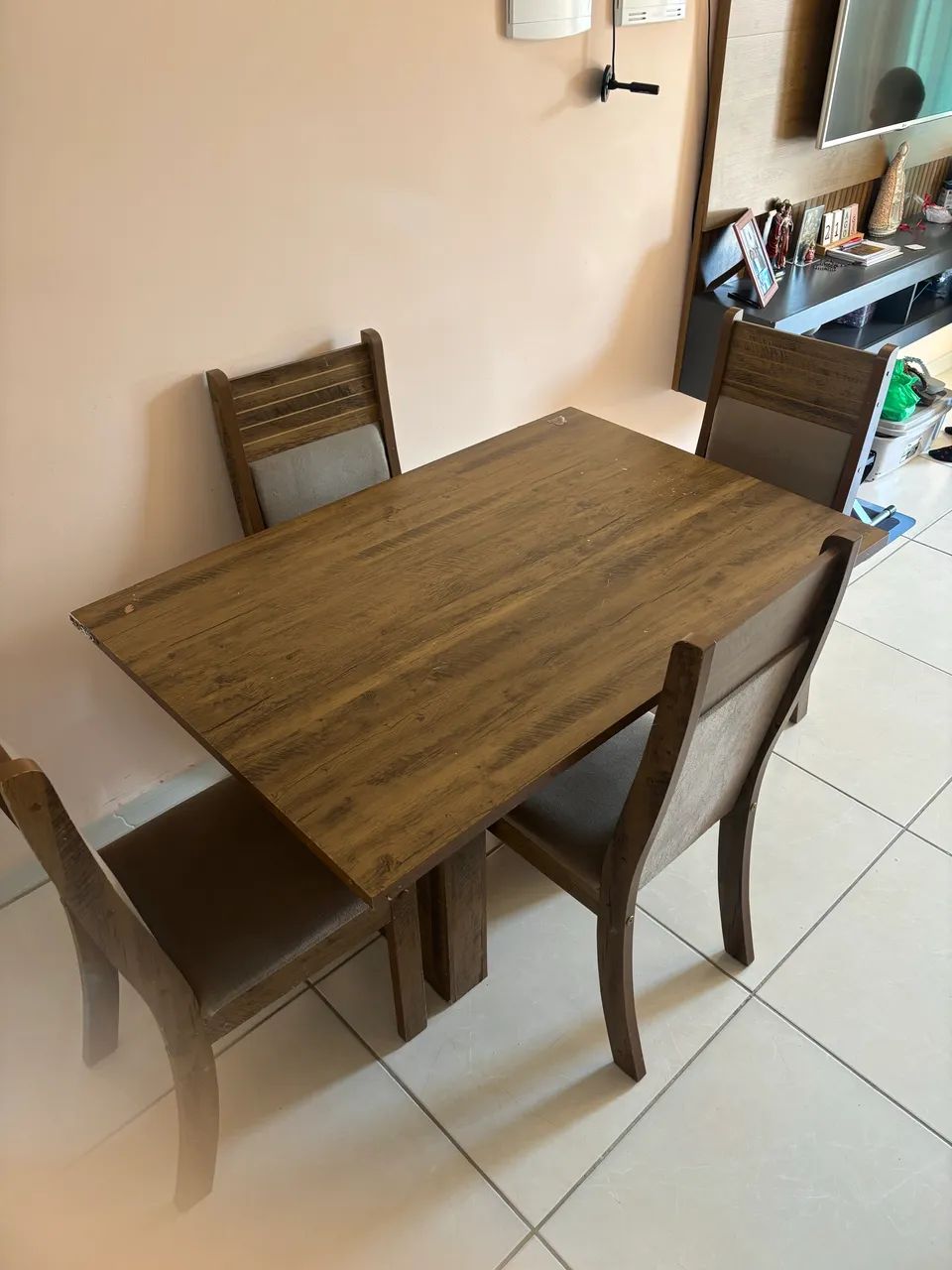 Vendo mesa com 4 cadeiras 250 reais - Foto 3
