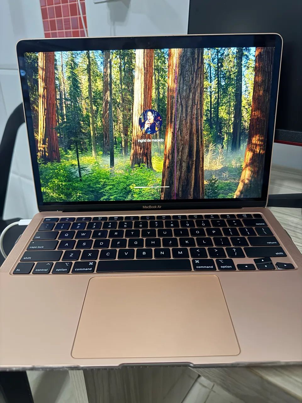 MacBook Air 13 2020 (com detalhe)