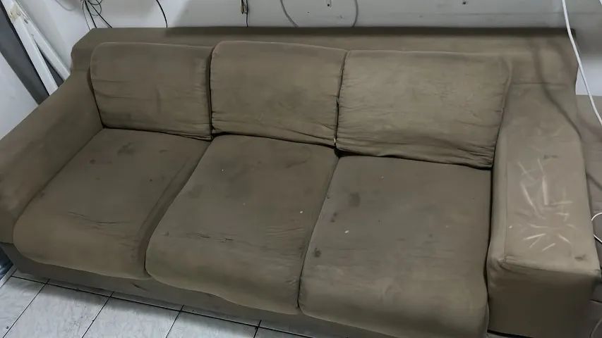Sofá 3 Lugares Suede Bege Tecido Inteiro Sem Rasgos Liquidação BH - Foto 2