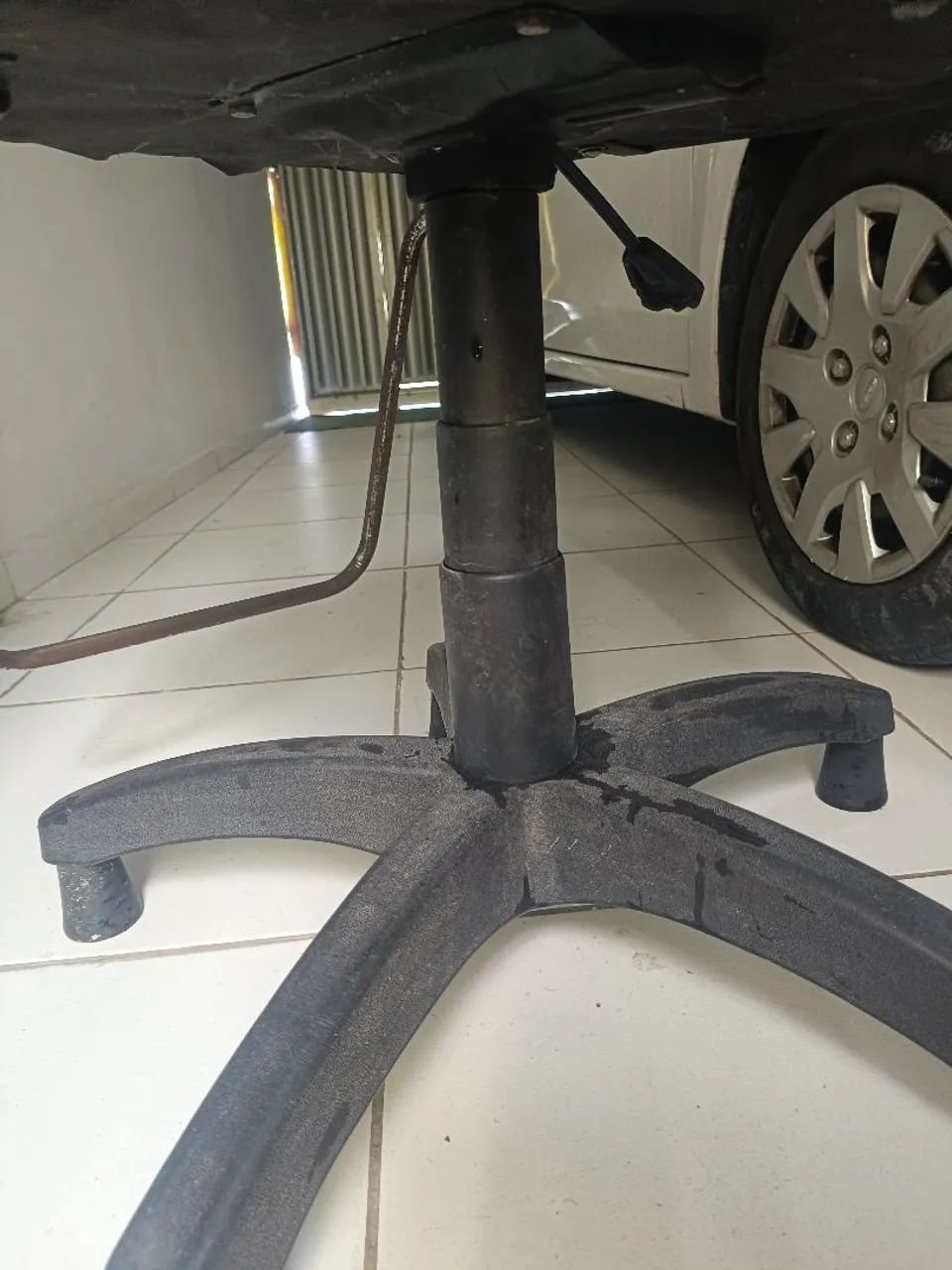 Vende-se cadeira de barbeiro semi nova - Foto 4