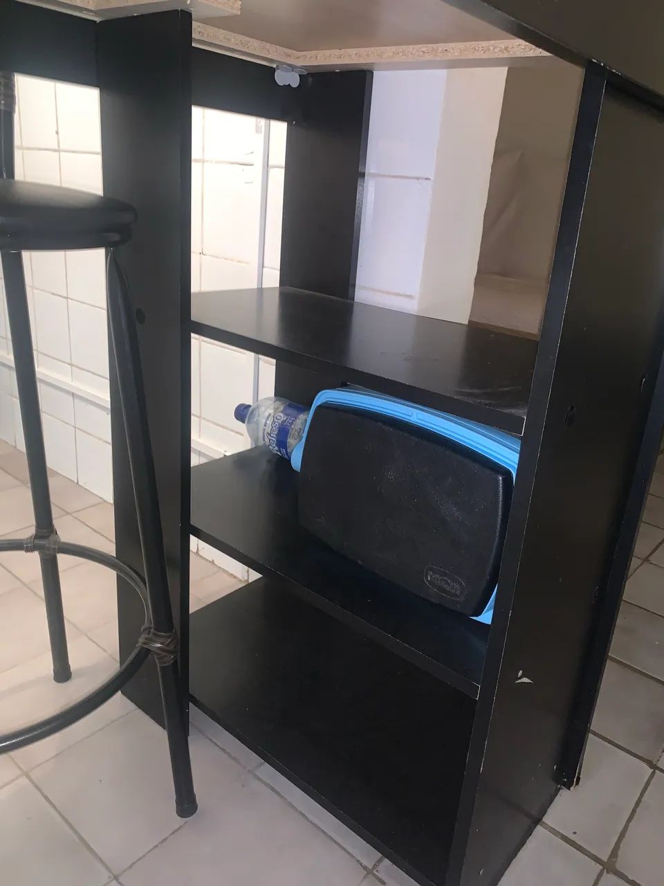 VENDO MESA COM 3 CADEIRAS - Foto 2