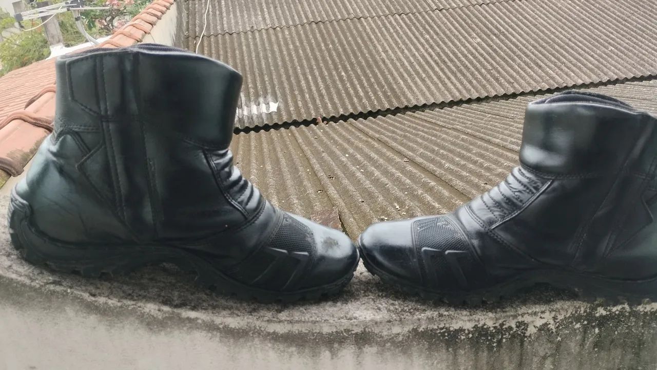 Bota motociclista em couro 