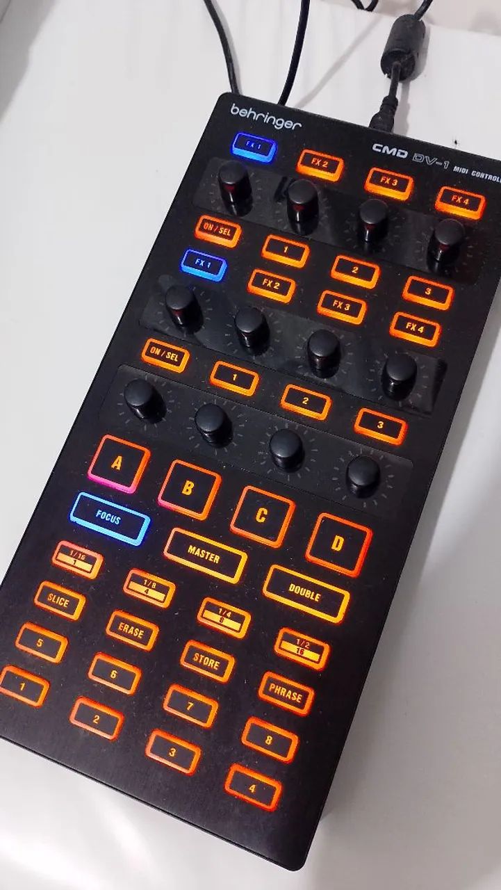Behringer CMD-DV1 Controladora MIDI em Perfeito Estado - R$ 180,00 no PIX - Foto 3