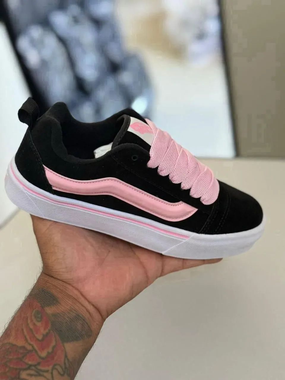Vans Knu Skool Black & Pink | Estética Anos 90, Sidestripe 3D e