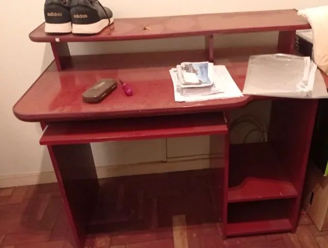 Vendo mesa de computador com cadeira giratória