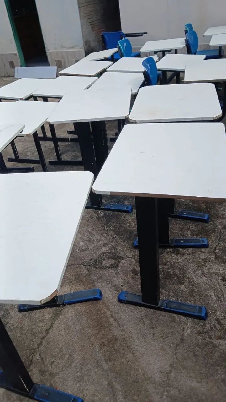 Mesas e algumas cadeiras