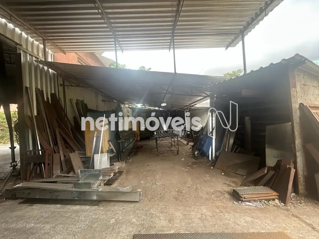 Galpão, com escritorio, dois banheiros com uma area com refeitorio - Foto 3