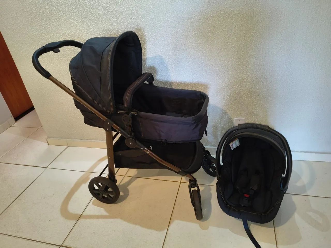 Vendo carrinho de bebê junto com Berço todo em madeira maciça  - Foto 3