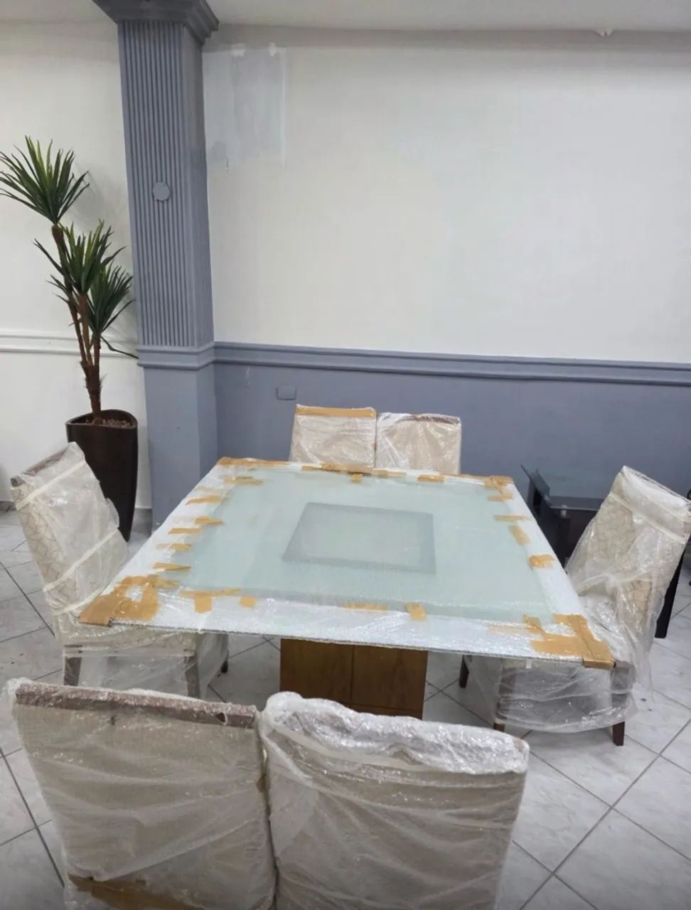 Mesa de jantar, tampo de vidro e seis cadeiras - Foto 2